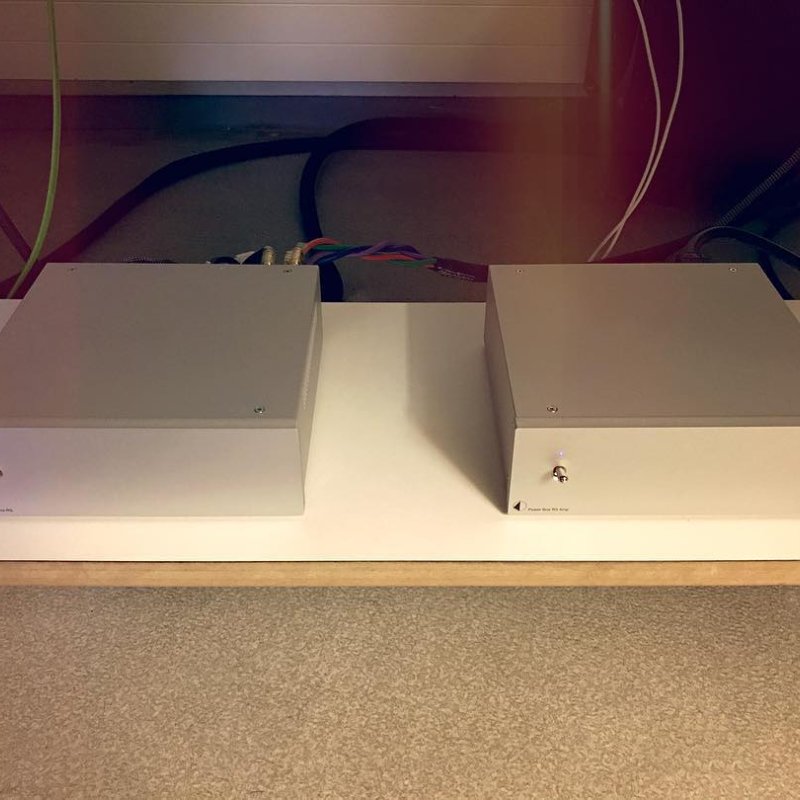 Amplifier and power supply