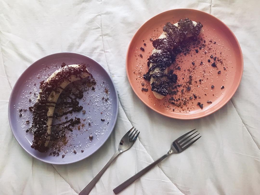 Raw vegan chocolate bananas